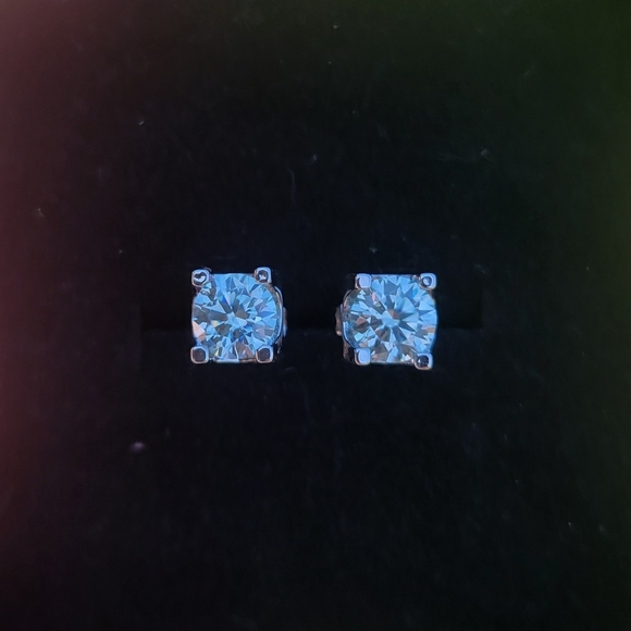 1 Carat Certified Green Moissanite Bullhead Stud Earrings NEW - Picture 3 of 10